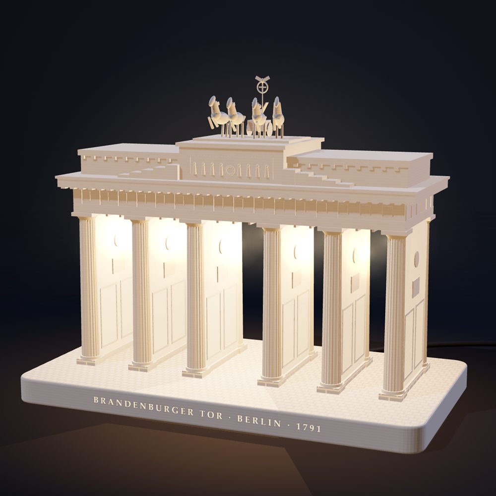 Leuchte des Brandenburger Tors mit Quadriga, Licht zwischen den Säulen und Inschrift im Sockel